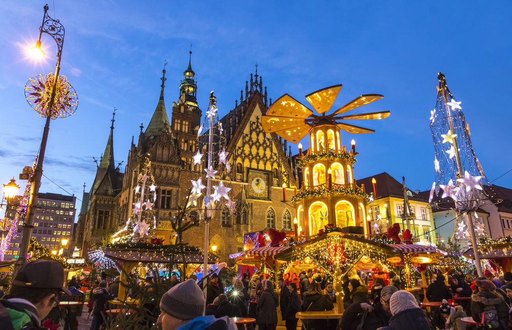 Pohled na stánky na adventních trzích ve Vroclavi