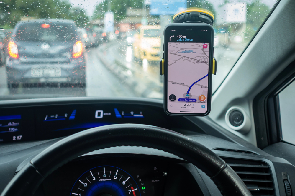 palubní deska auta navigace v mobilu waze