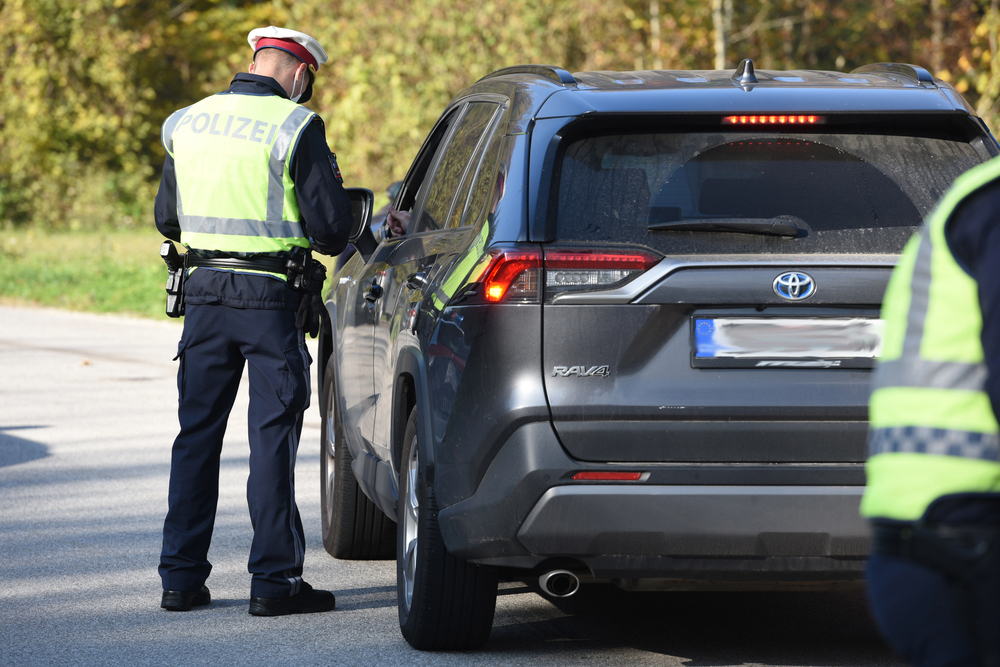 rakousky-policista-kontrola