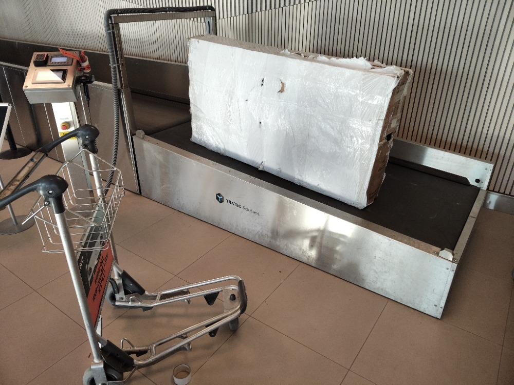 zabalené kolo na letišti