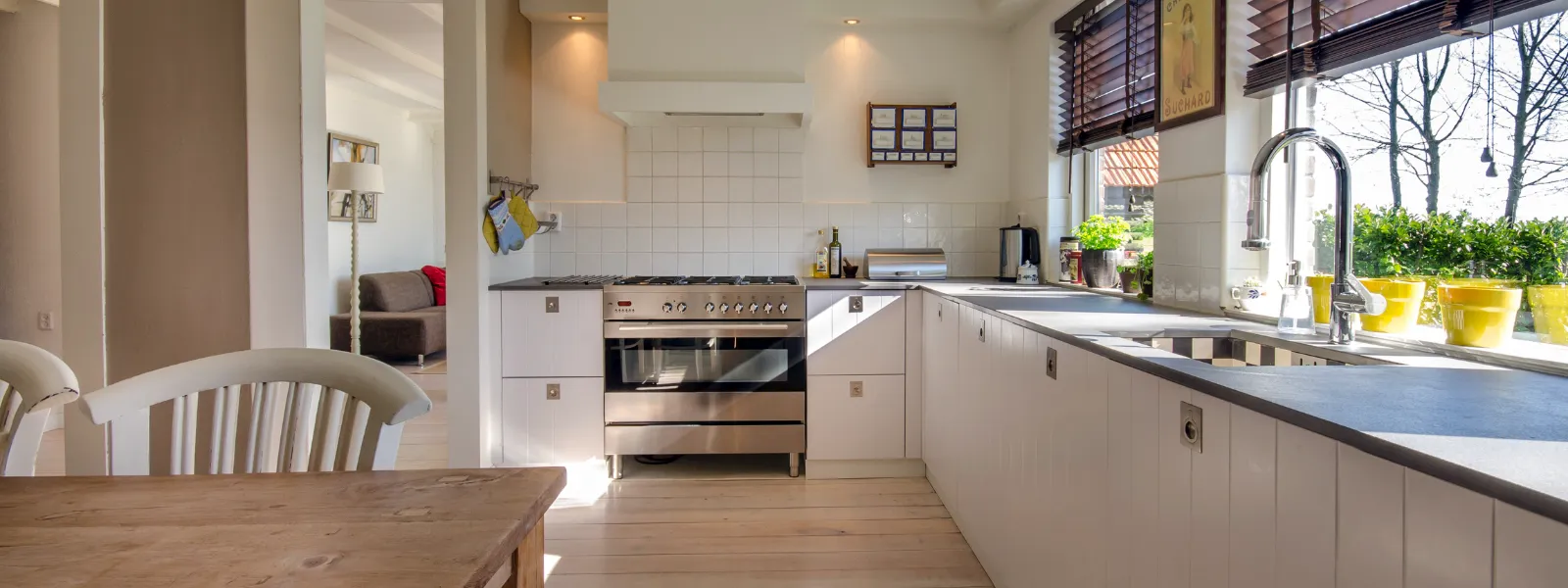 uklizená bílá kuchyň