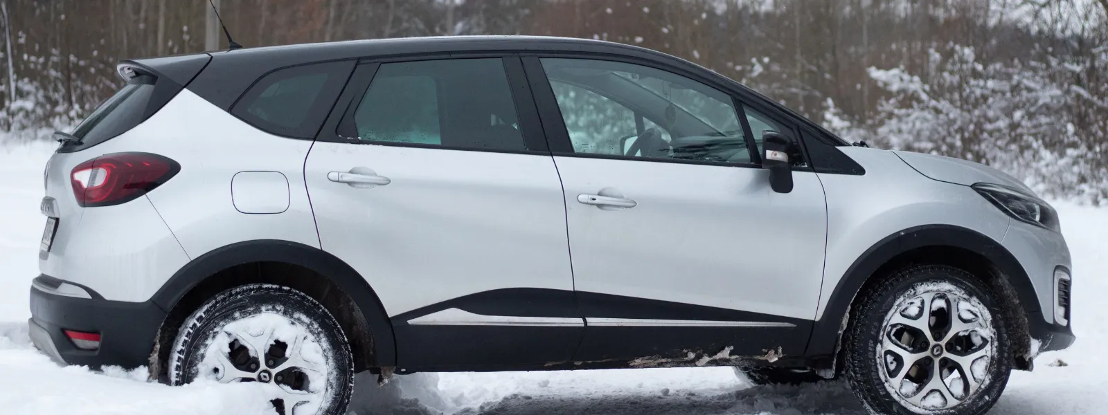 stříbrné suv v zimě ve sněhu