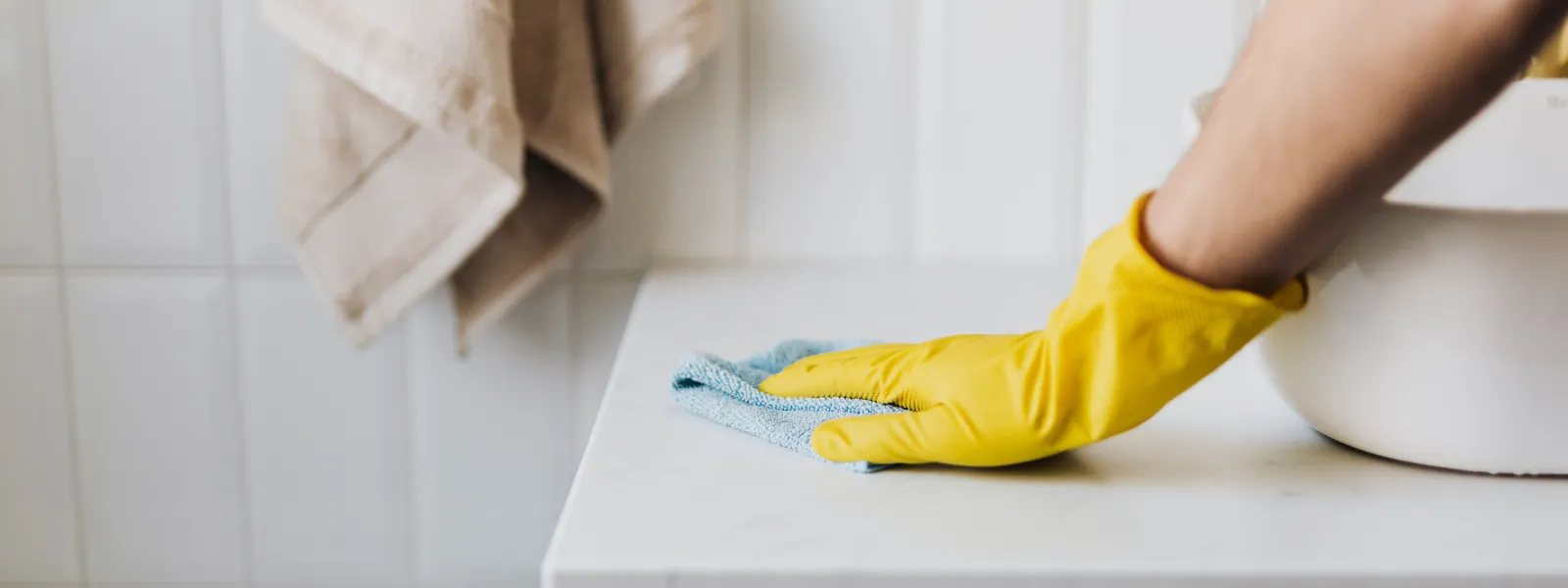 úklid ve žlutých rukavicích