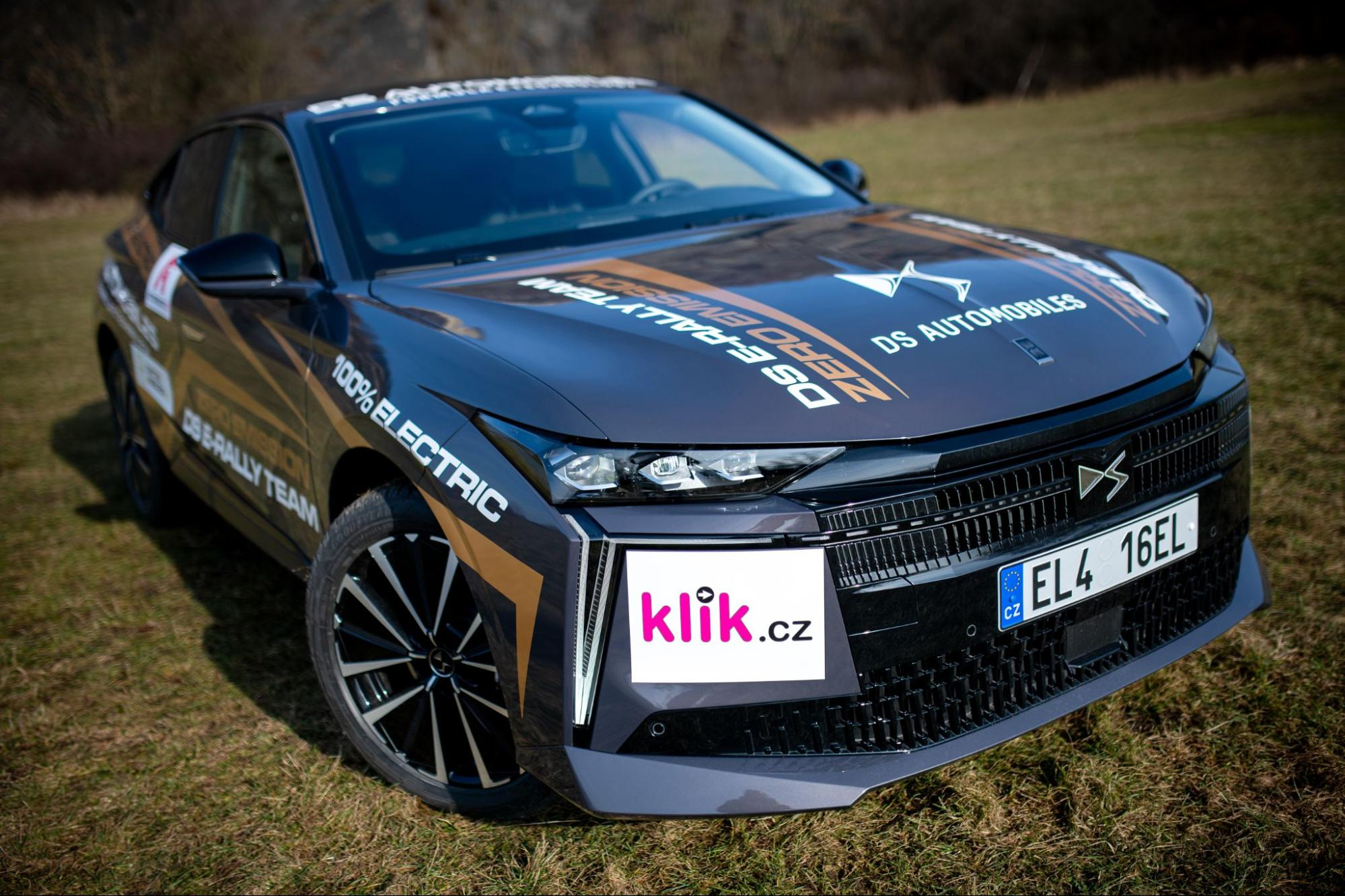 Obrázek e-rally černého auta s logem klik.cz.