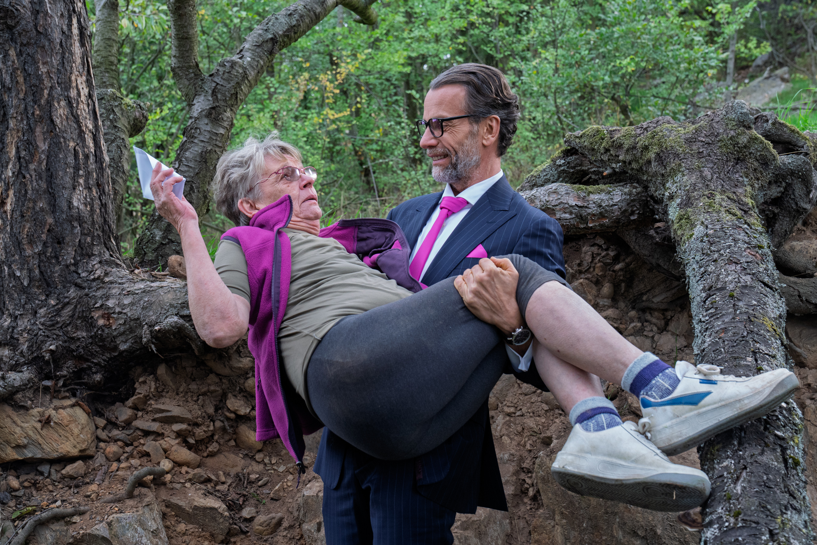 bába pod kořenem v náruči agenta klik