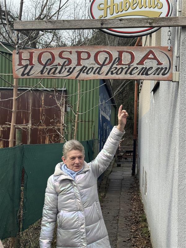 bába pod kořenem pod cedulí hospoda u báby pod kořenem