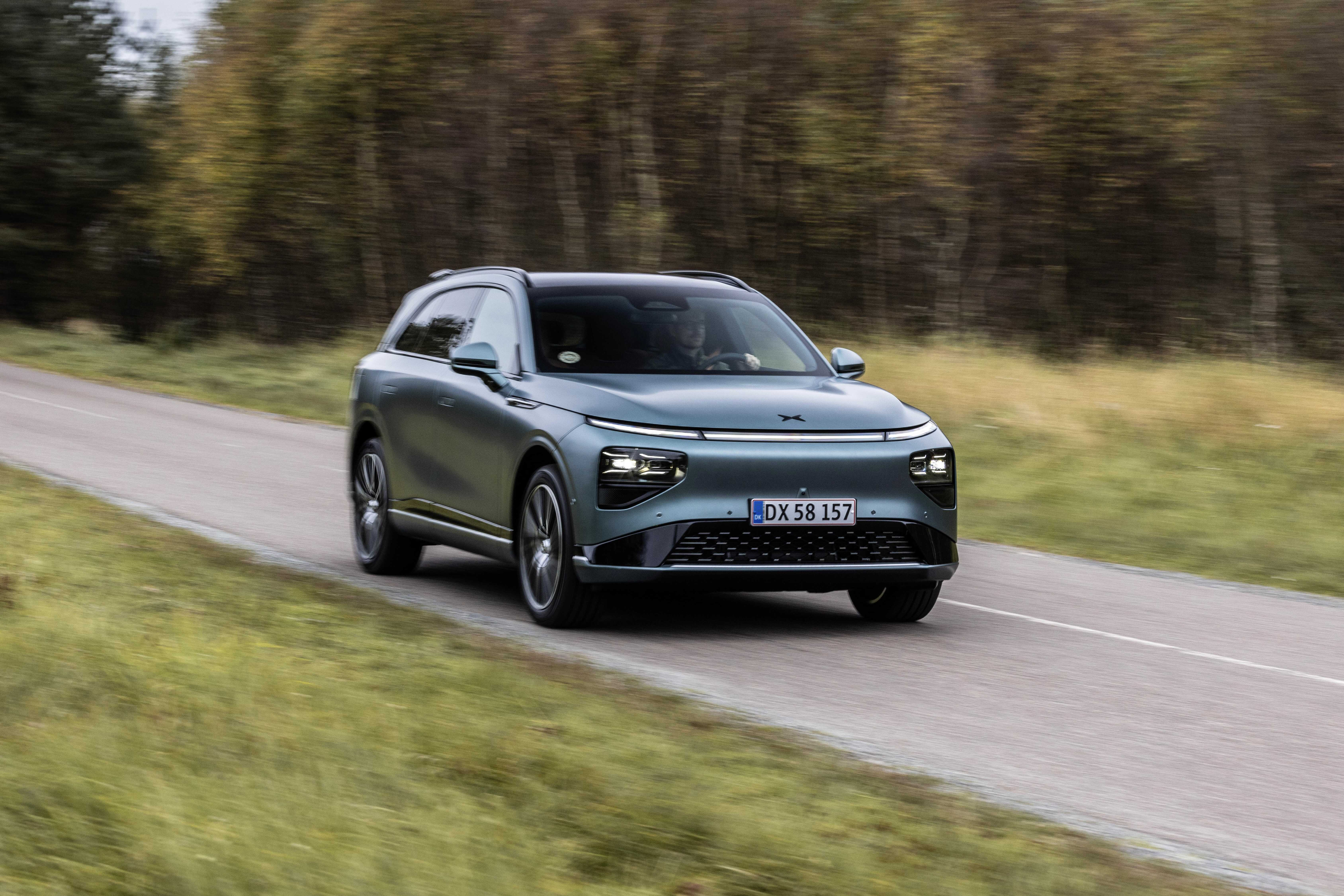 elektromobil modrý xpeng g9