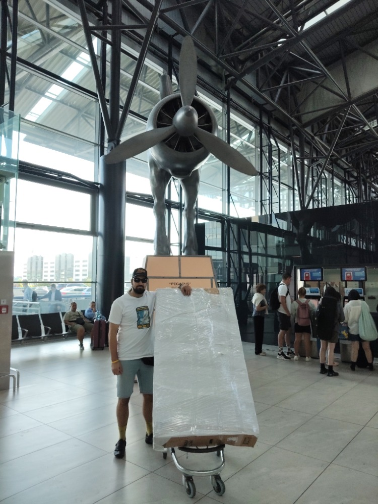 dalibor frýba na letišti s kolem