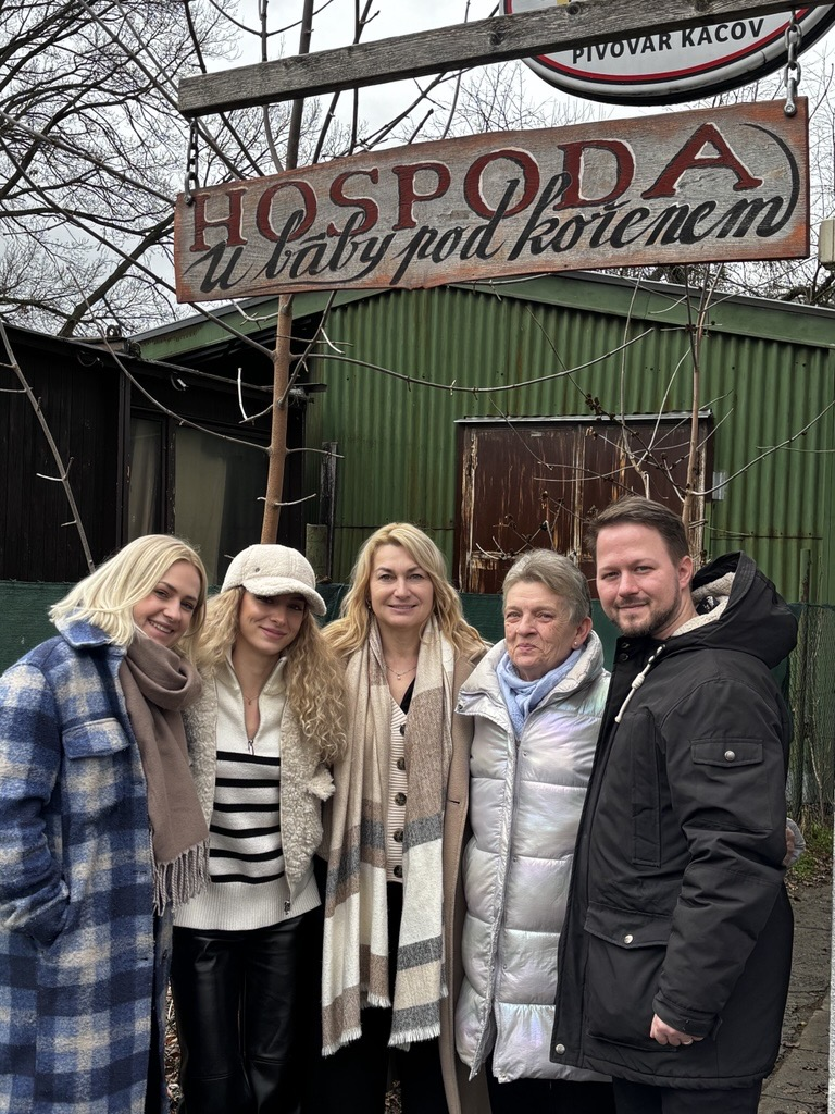 marketing tým s bábou pod kořenem