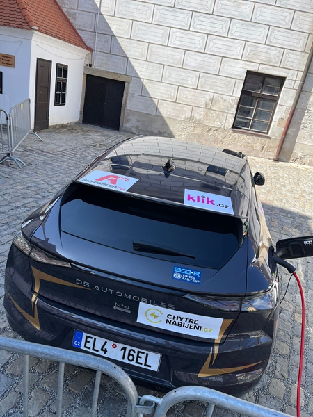 černé auto klik sponzoring
