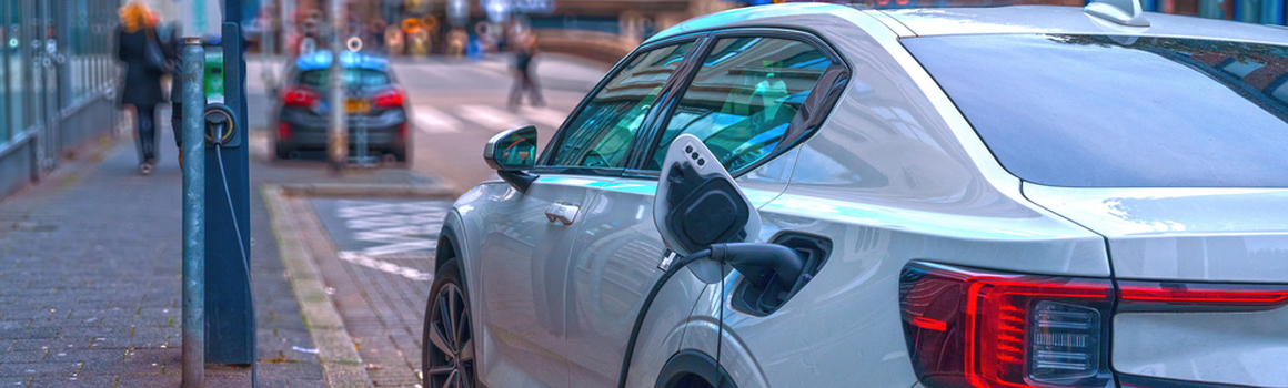 nabijeni bileho elektromobilu na ulici