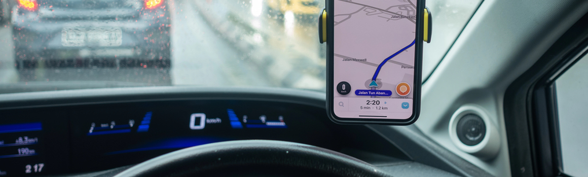 palubní deska auta navigace v mobilu waze