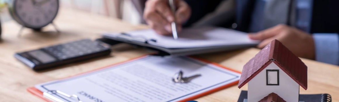 Buďte připraveni na všechny živelné pohromy - Podepisování pojistných smluv, vlevo model domu a auta