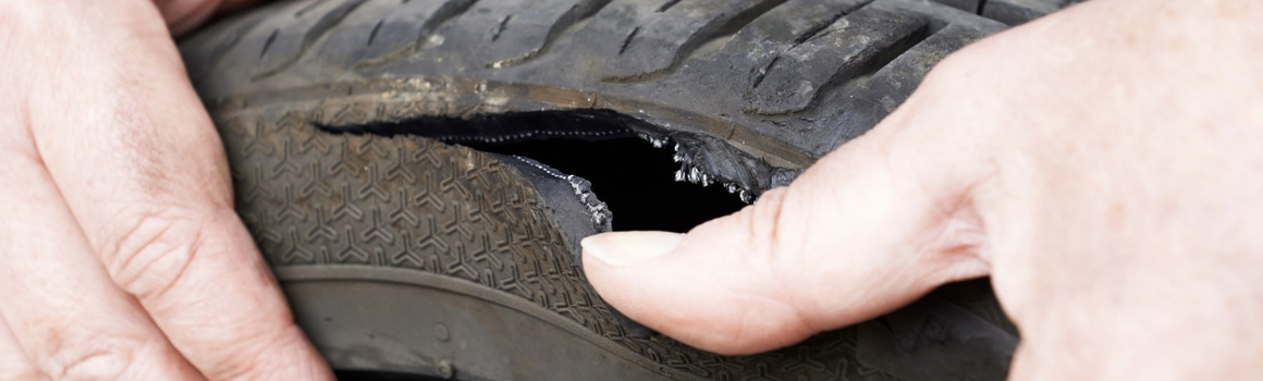 defekt pneumatiky zblízka