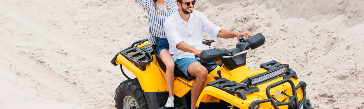 jízda na žluté čtyřkolce v písku