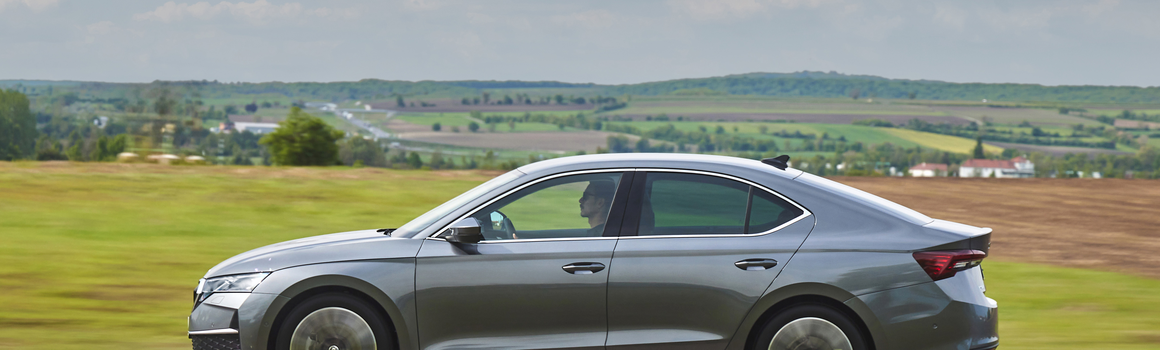 seda skoda octavia pri jizde pohled zboku