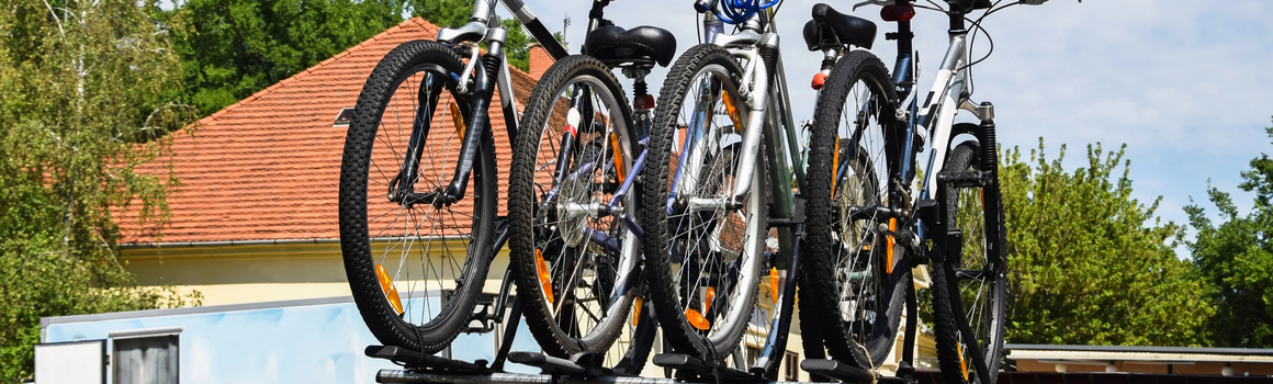 kola na střeše auta