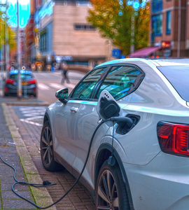 nabijeni bileho elektromobilu na ulici