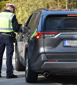 rakousky-policista-kontrola