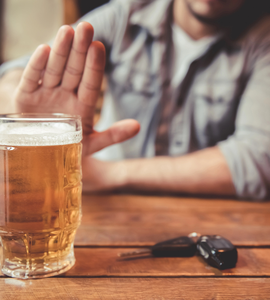 odmitnuti piva v hospode klice od auta