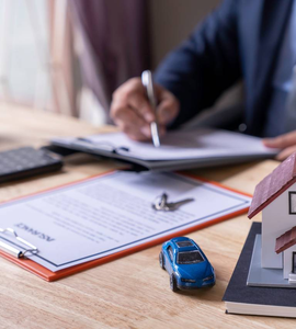 Buďte připraveni na všechny živelné pohromy - Podepisování pojistných smluv, vlevo model domu a auta