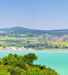 pohled na balaton a krajinu okolo