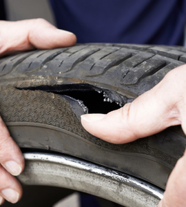 defekt pneumatiky zblízka