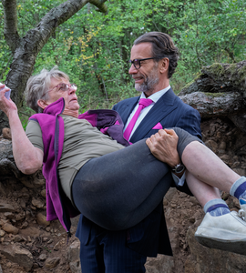 bába pod kořenem v náruči agenta klik