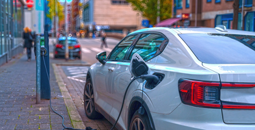 nabijeni bileho elektromobilu na ulici