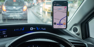 palubní deska auta navigace v mobilu waze