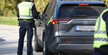 rakousky-policista-kontrola