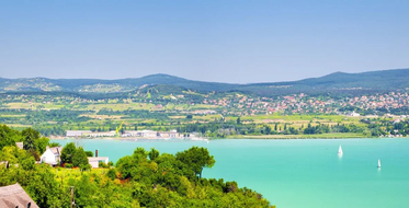 pohled na balaton a krajinu okolo