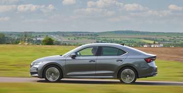 seda skoda octavia pri jizde pohled zboku